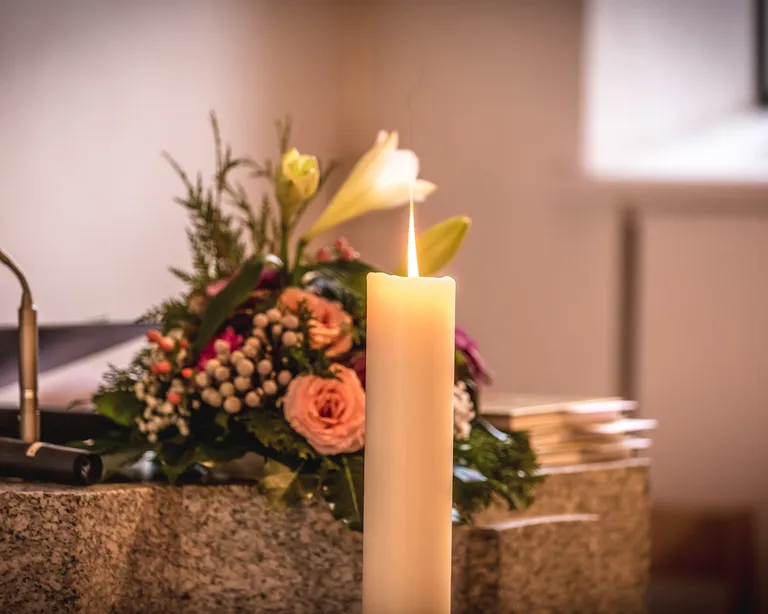 2018_Taufe_Gottesdienst_Kerze_Hoengg_863b0904_46160071365_o_49138287558_o