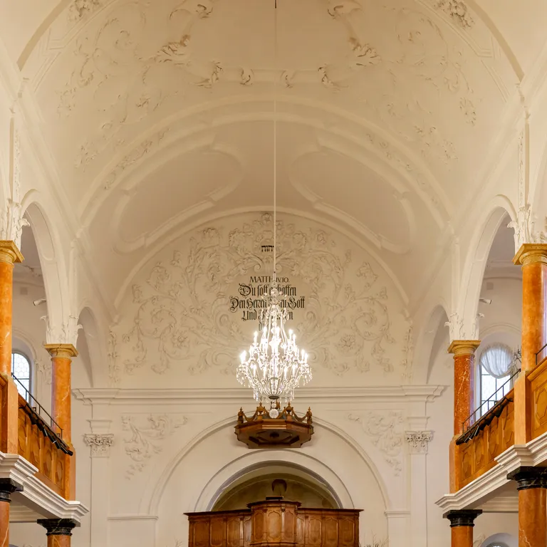 Ein Blick in das barocke Kirchenschiff der Kirche St. Peter von 1706.