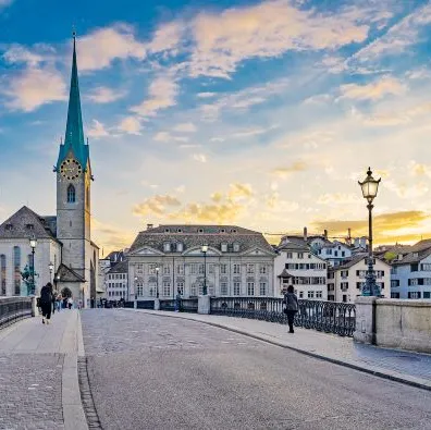 Die Kirche Fraumünster vom Limmatquai aus gesehen.