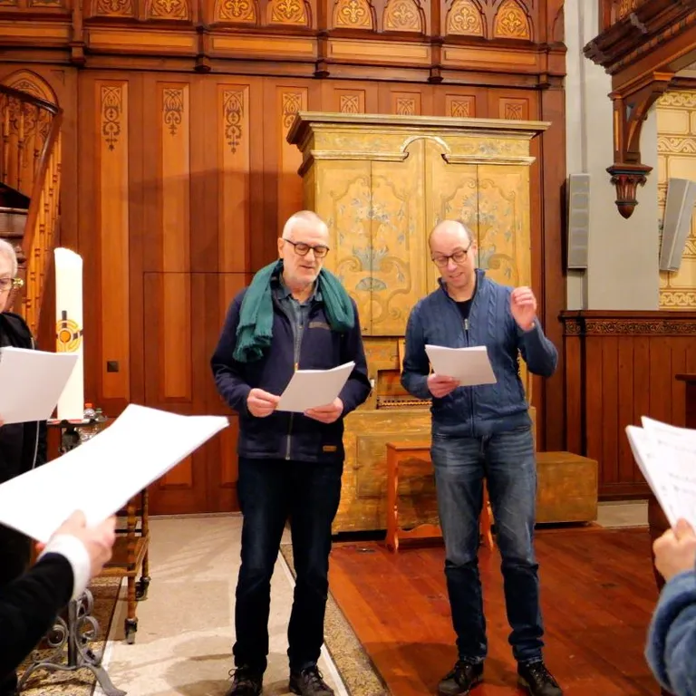 Der angehende Sozialdiakon Jann Knaus (53) leitet das Singprojekt «Vierstimmig» in ehrenamtlicher Tätigkeit.