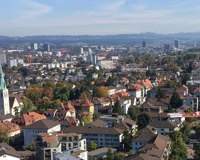 Luftbild mit Blick über Oerlikon, Schwamendingen und Saatlen - den Kirchenkreis zwölf