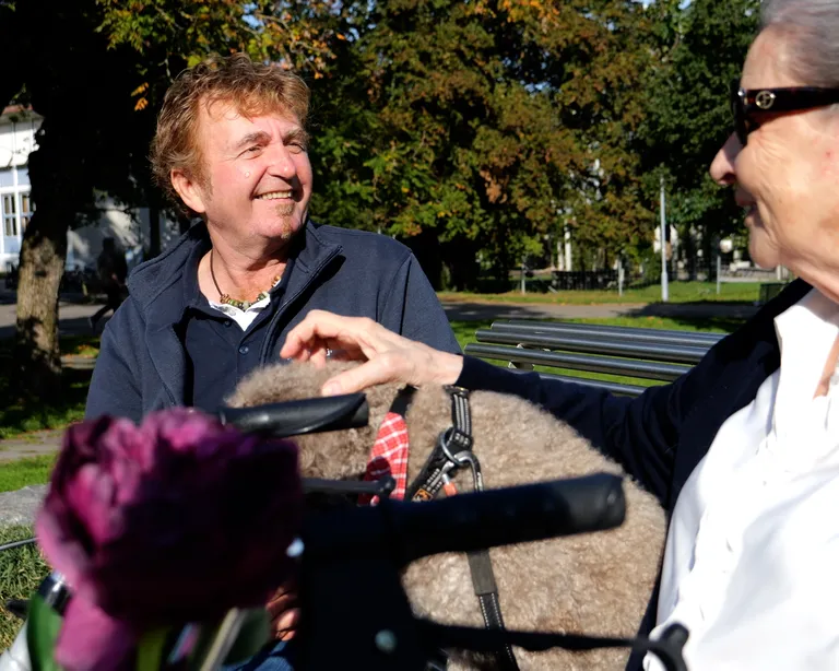 Thomas Gut (62), Sozial­diakon und sein Vier­beiner Jivino.